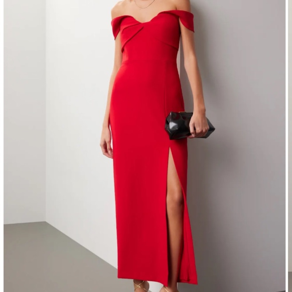Monique Lhuillier odd shoulder gown